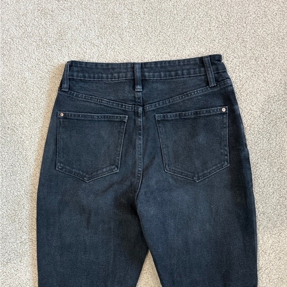 No boundaries high rise black straight leg distressed knee jeans in size 9 - Picture 4 of 5